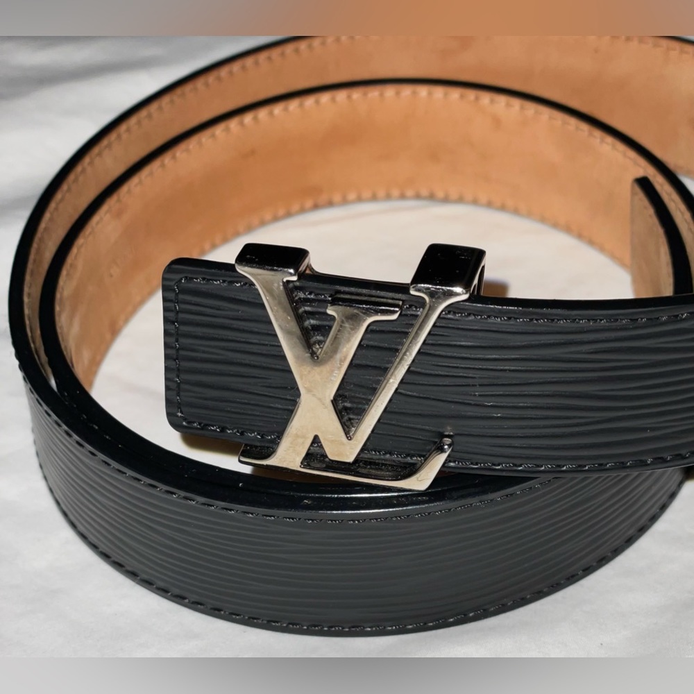 Louis Vuitton silver monogram buckle on black epi leather belt w og dust bag